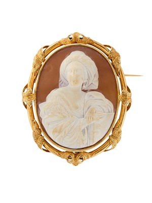 Lot 309 - A SARDONYX ' SIBYL OF CUMAE' CAMEO IN GOLD BROOCH MOUNT, RETAILED BY JEAN-BENOIT-MARTIAL BERNARD, PARIS, CIRCA 1840