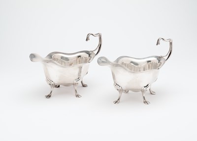 Lot 103 - A PAIR OF EDWARDIAN SILVER SAUCEBOATS, JOHN ROUND & SON, LONDON, 1906