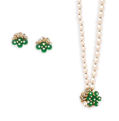 Lot 386 - MIRIAM HASKELL: IMITATION PEARL AND EMERALD PASTE NECKLACE AND PAIR OF EAR CLIPS, 1950s
