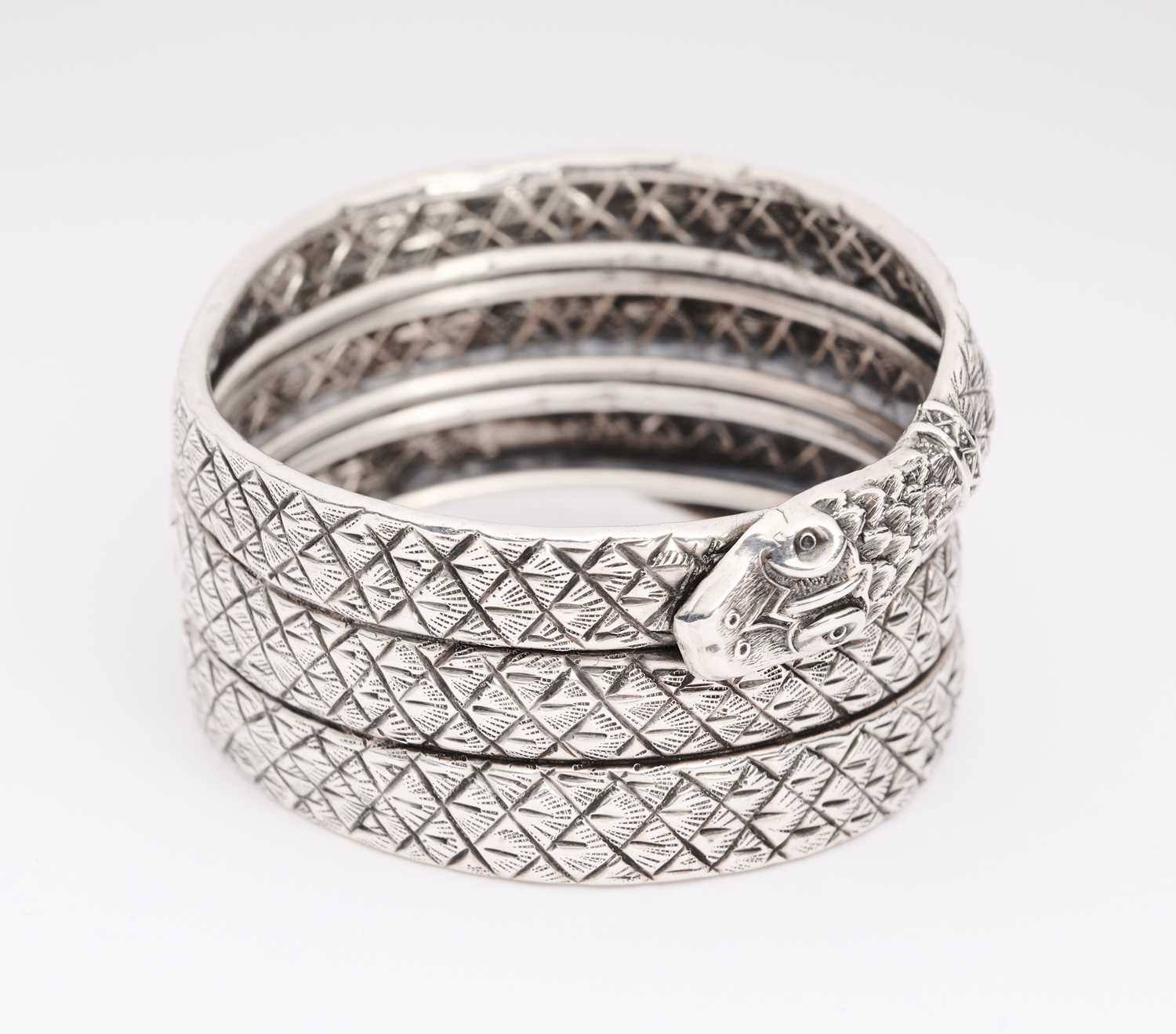 Lot 113 - A VICTORIAN SILVER NOVELTY 'SNAKE' NAPKIN