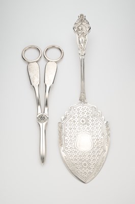 Lot 85 - A VICTORIAN SILVER CAKE SPADE AND A PAIR OF GRAPE SCISSORS, BOTH HOLLAND, ALDWINCKLE & SLATER, LONDON, 1883 / 84