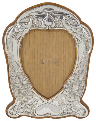 Lot 391 - AN EDWARDIAN SILVER-MOUNTED PHOTOGRAPH FRAME