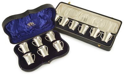 Lot 400 - A SET OF SIX GEORGE V SILVER LIQUEUR TOTS