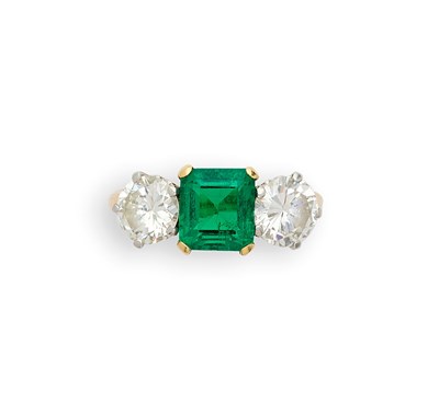 Lot 464 - GOLD, EMERALD AND DIAMOND RING