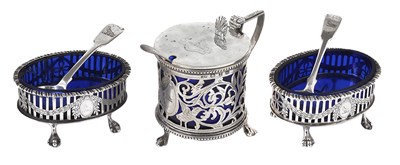 Lot 413 - A VICTORIAN SILVER MUSTARD POT