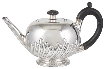 Lot 415 - A VICTORIAN SILVER BACHELOR'S TEA POT