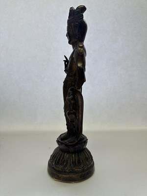 Lot 66 - A CHINESE DALI-STYLE COPPER ALLOY FIGURE OF AVALOKITESVARA