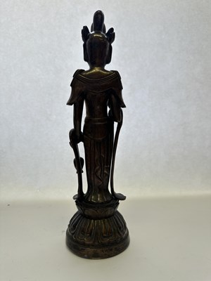 Lot 66 - A CHINESE DALI-STYLE COPPER ALLOY FIGURE OF AVALOKITESVARA