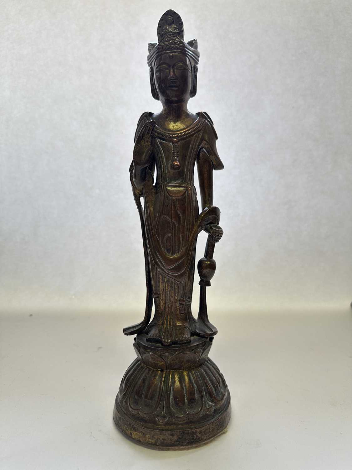 Lot 66 - A CHINESE DALI-STYLE COPPER ALLOY FIGURE OF AVALOKITESVARA