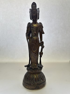 Lot 27 - A CHINESE DALI-STYLE COPPER ALLOY FIGURE OF AVALOKITESVARA