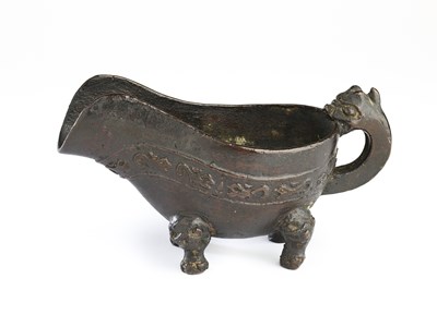 Lot 19 - A CHINESE ARCHAISTIC BRONZE POURING VESSEL, YI, MING DYNASTY (1368-1643)
