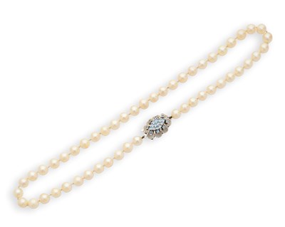 Lot 381 - CULTURED PEARL NECKLACE, 1960s