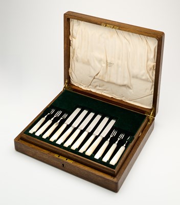 Lot 93 - A SET OF TWELVE GEORGE V SILVER FRUIT KNIVES AND TWELVE FORKS, MAPPIN & WEBB LTD., SHEFFIELD, 1924