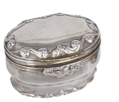 Lot 453 - A SILVER SNUFF BOX WITH DETACHABLE BEAKER BASE