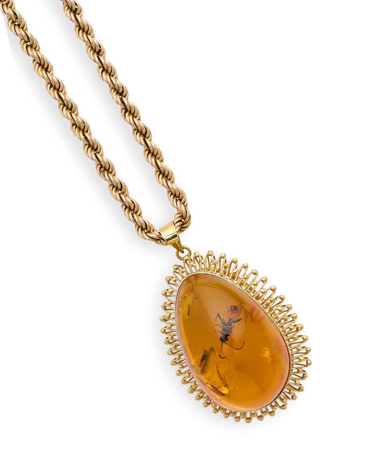 Lot 324 - GOLD CHAIN AND AMBER PENDANT, 1976