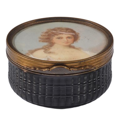 Lot 458 - ~A TORTOISESHELL PORTRAIT SNUFF BOX