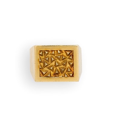 Lot 418 - JOHN DONALD, GOLD SIGNET RING, 1969