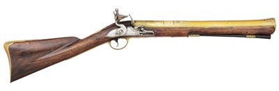 Lot 34 - A FLINTLOCK BLUNBERBUSS WITH EARLIER BARREL BY W. TURVEY OF LONDON, CIRCA 1730