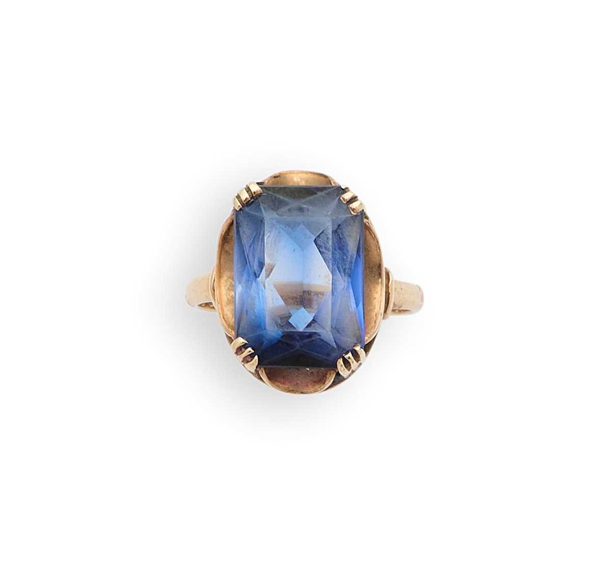 Lot 317 - SYNTHETIC SAPPHIRE AND GOLD RING