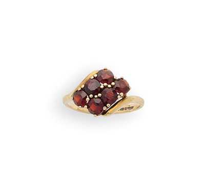 Lot 318 - GARNET AND GOLD RING