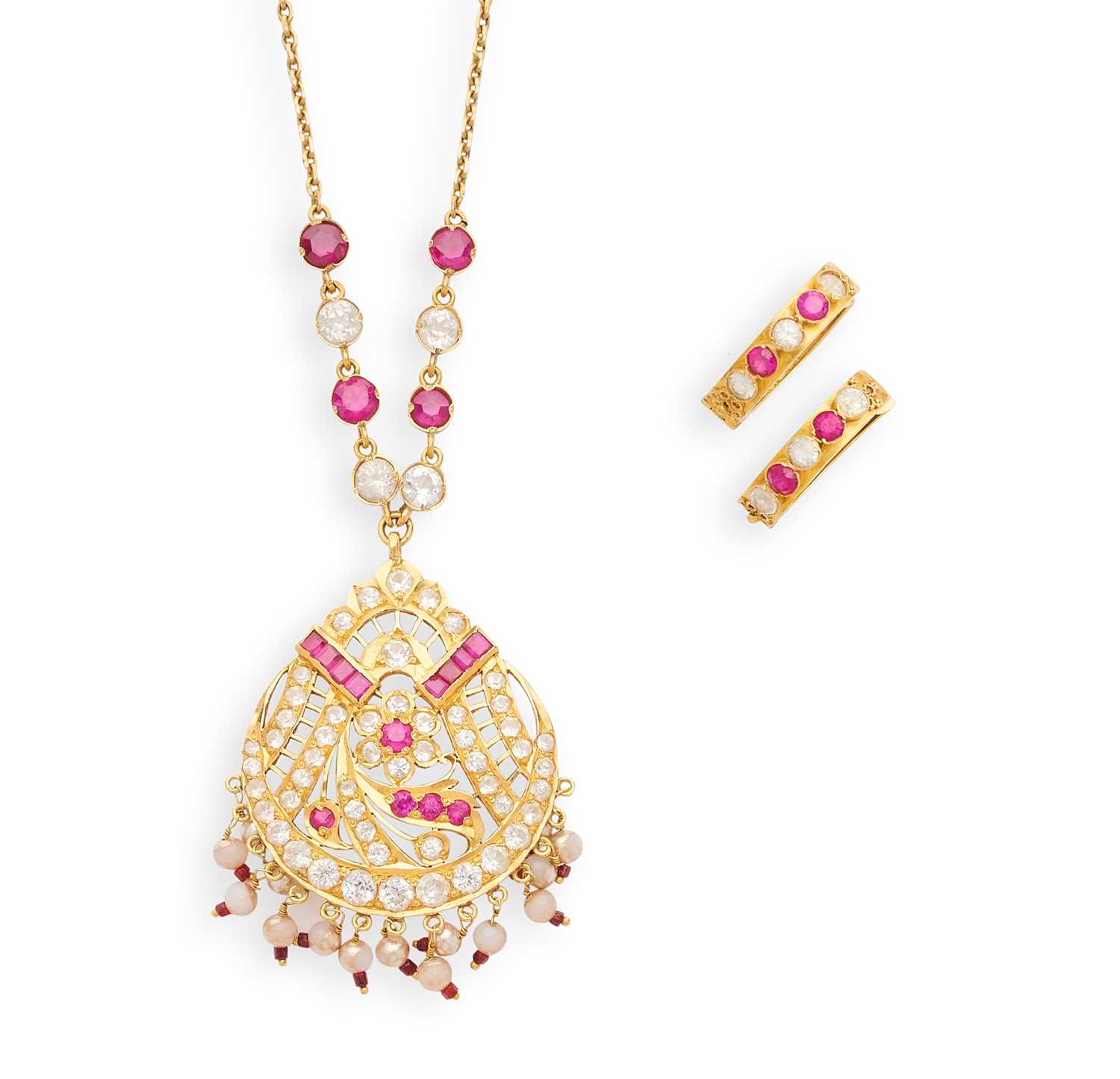 Lot 364 - PENDANT AND PAIR OF EARRINGS