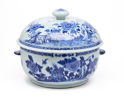 Lot 122 - A CHINESE BLUE AND WHITE CIRCULAR TUREEN AND COVER, QIANLONG PERIOD (1736-95)