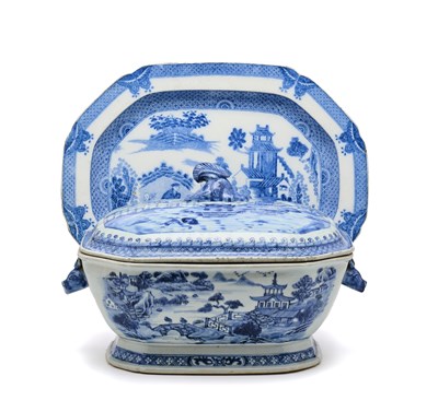 Lot 120 - A CHINESE BLUE AND WHITE TUREEN AND COVER, QIANLONG PERIOD (1736-95)