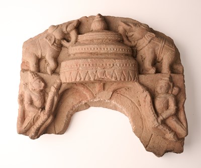 Lot 301 - A FRAGMENTARY PINK SANDSTONE ARCH, CENTRAL INDIA, CIRCA 12TH CENTURY