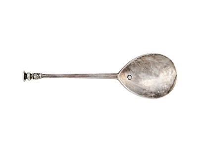 Lot 190 - AN ELIZABETH I SILVER SEAL TOP SPOON, MAKER'S MARK A CRESCENT ENCLOSING A PIERCED MULLET PROBABLY FOR THOMAS BENBOWE, LONDON, 1594