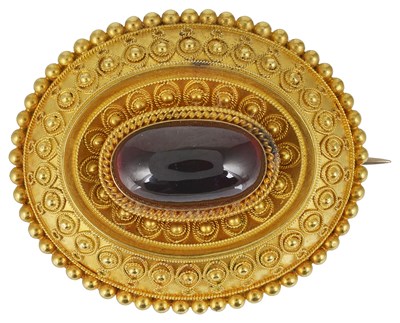 Lot 496 - GOLD AND GARNET BROOCH