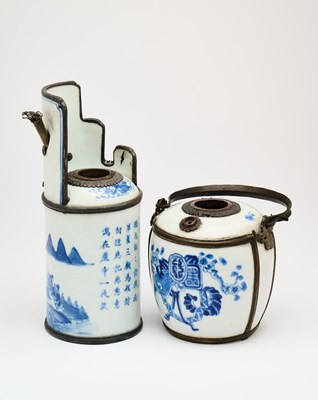 Lot 507 - A CHINESE METAL-MOUNTED BLUE AND WHITE 'MONKS CAP' OPIUM PIPE, LATE QING DYNASTY