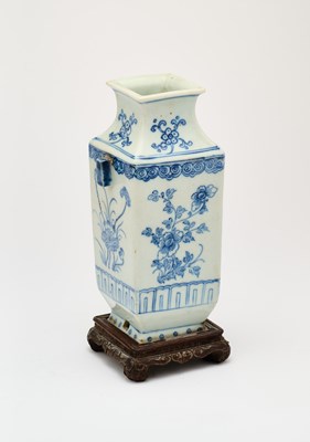 Lot 502 - A CHINESE BLUE AND WHITE VASE