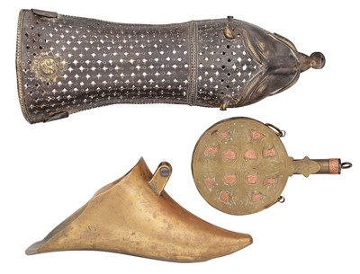 Lot 548 - A SOUTH INDIAN PATA HILT, LATE 19TH/20TH CENTURY