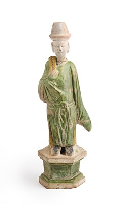 Lot 42 - A CHINESE GREEN AND AMBER-GLAZED ATTENDANT, MING DYNASTY, 15/16TH CENTURY