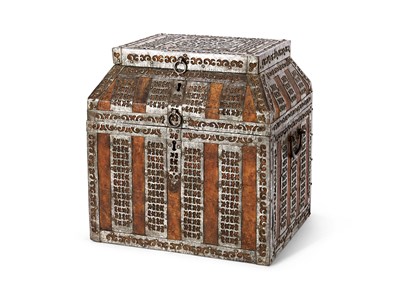 Lot 125 - A NORTHERN RUSSIAN IRON-BOUND 'TEREMOK' CHEST, PROBABLY VELIKY USTYUG OR KHOLMOGORY, 17TH / 18TH CENTURY