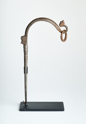 Lot 318 - A MUGHAL IRON FALCONRY PERCH, NORTHERN INDIA, CIRCA 18TH CENTURY