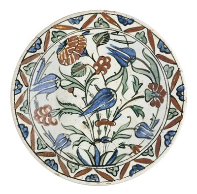 Lot 83 - AN IZNIK DISH, OTTOMAN ANATOLIA, EARLY 17TH CENTURY
