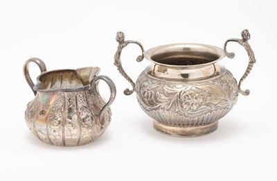 Lot 125 - A VICTORIAN SILVER CREAM BOAT AND A SUGAR BOWL, BOTH LONDON, 1874 / 77 RESPECTIVELY