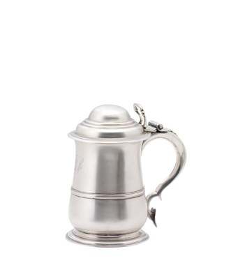 Lot 42 - A GEORGE II SILVER TANKARD