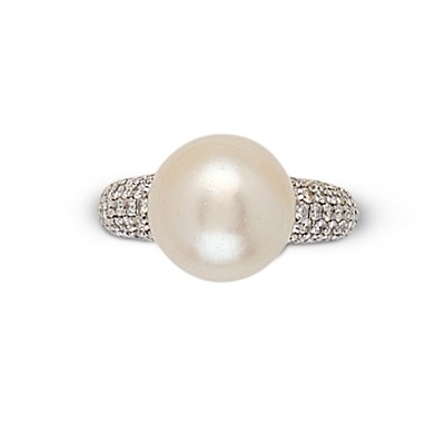 Lot 433 - CULTURED PEARL AND DIAMOND RING