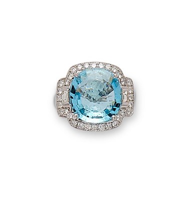 Lot 415 - AQUAMARINE AND DIAMOND RING