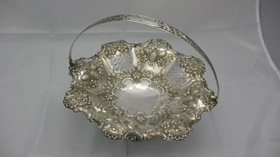 Lot 58 - AN EDWARDIAN SILVER FRUIT BASKET