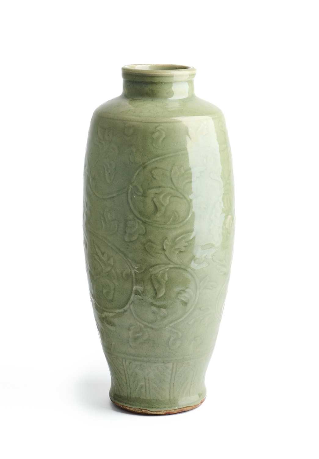 Lot 38 - A CHINESE LONGQUAN CELADON VASE, YUAN/MING DYNASTY (14/15TH CENTURY)