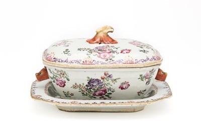 Lot 131 - A SMALL CHINESE FAMILLE-ROSE TUREEN, COVER AND STAND, QIANLONG PERIOD (1736-95)