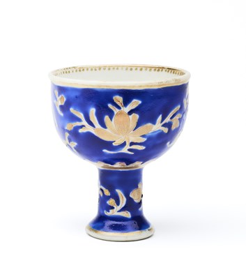 Lot 11 - A RARE CHINESE BLUE AND GILT-DECORATED STEM CUP, 17TH CENTURY