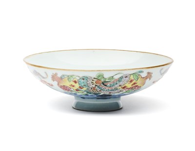Lot 57 - A CHINESE FAMILLE-ROSE SHALOW DISH, QING DYNASTY, 19TH CENTURY