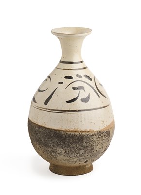Lot 36 - A CHINESE CIZHOU BLACK PAINTED YUHUCHUNPING, JIN DYNASTY (1115-1234)