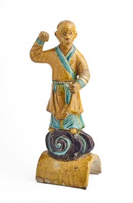 Lot 39 - A CHINESE SANCAI-GLAZED 'MONKEY' ROOFTILE FIGURE, LATE MING DYNASTY, 16/17TH CENTURY