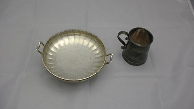 Lot 69 - A GEORGE V SILVER SWEETMEAT DISH