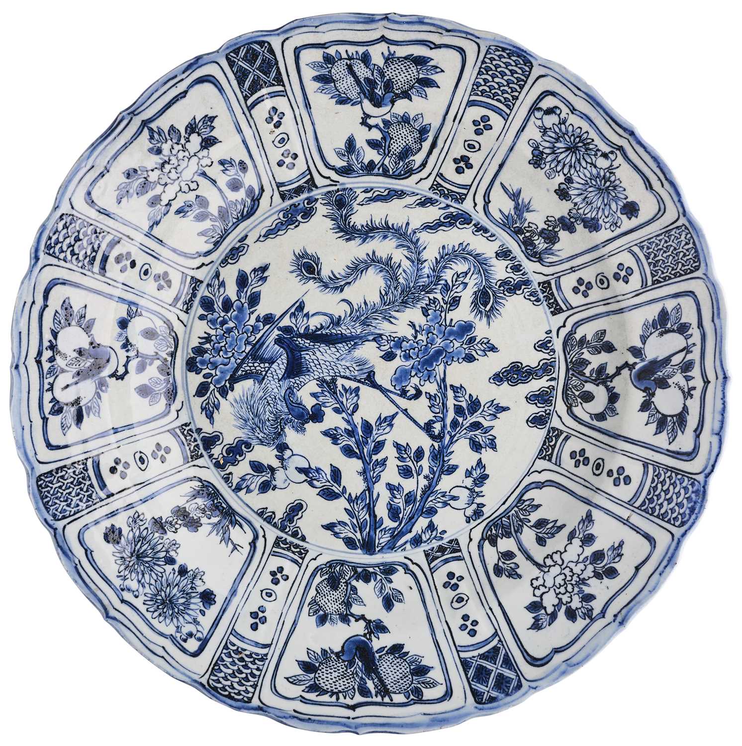 Lot 119 - A LARGE CHINESE BLUE AND WHITE KRAAK DISH, 17TH CENTURY